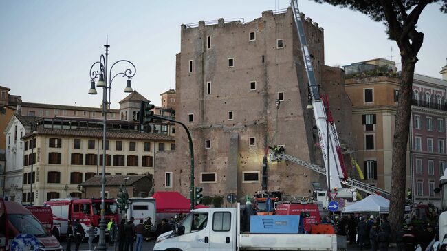 Экстренные службы на месте частичного обрушения средневековой башни Конти неподалеку от Колизея в Риме