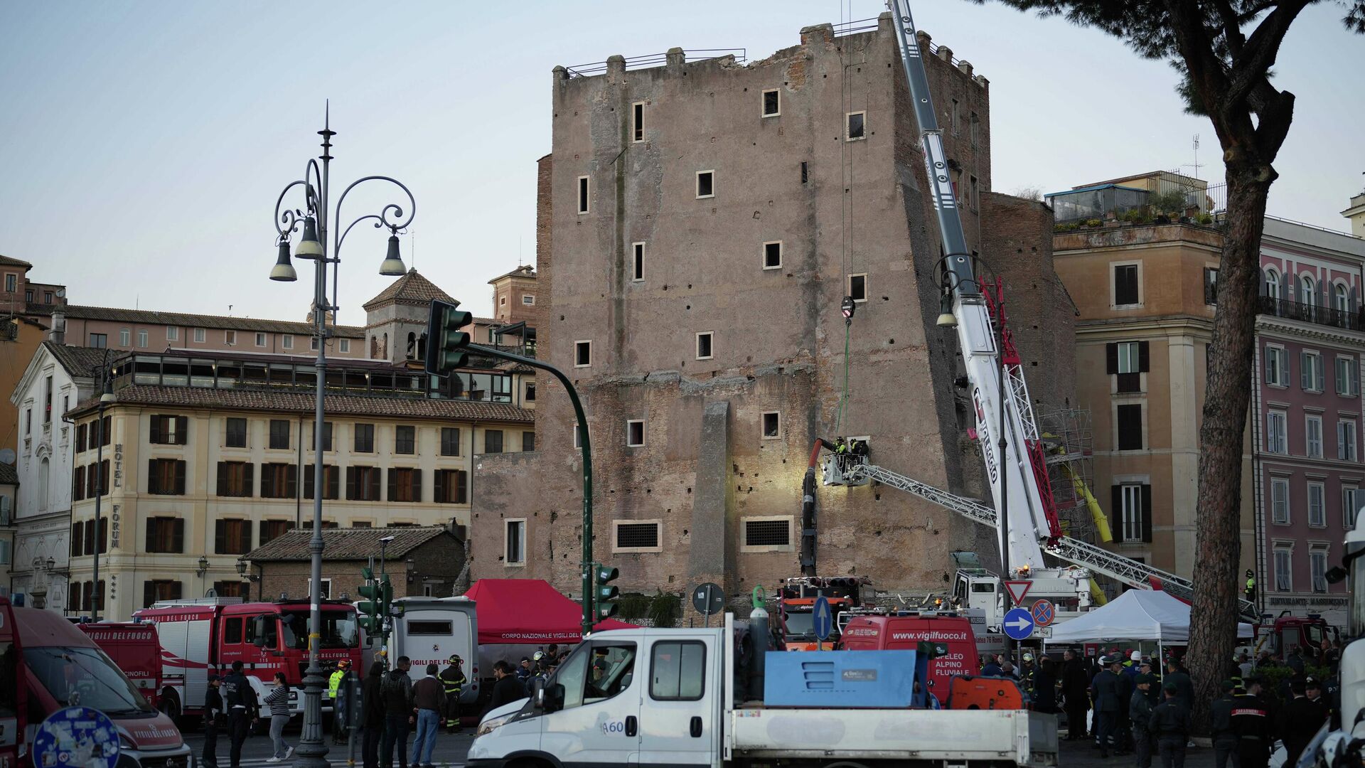 Экстренные службы на месте частичного обрушения средневековой башни Конти неподалеку от Колизея в Риме - РИА Новости, 1920, 03.11.2025