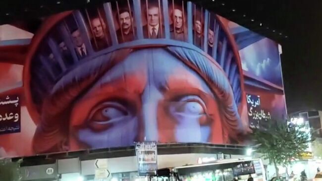 Антиамериканский плакат в центре Тегерана