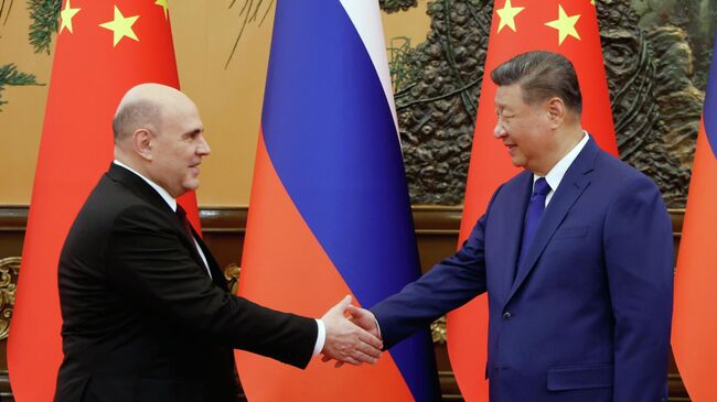 Председатель правительства РФ Михаил Мишустин и председатель КНР Си Цзиньпин на встрече в Доме народных собраний в Пекине