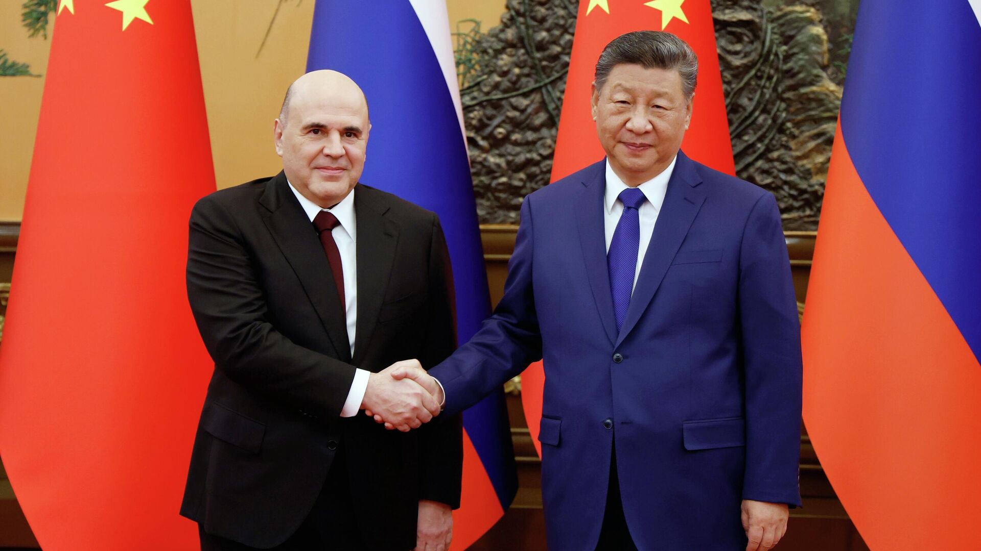 Мишустин обсудил с Си Цзиньпином инвестиции и совместные проекты Мишустин обсудил с Си Цзиньпином инвестиции и совместные проекты