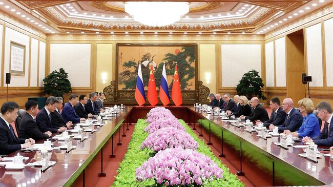 Председатель правительства РФ Михаил Мишустин и председатель КНР Си Цзиньпин на встрече в Доме народных собраний в Пекине. 4 ноября 2025