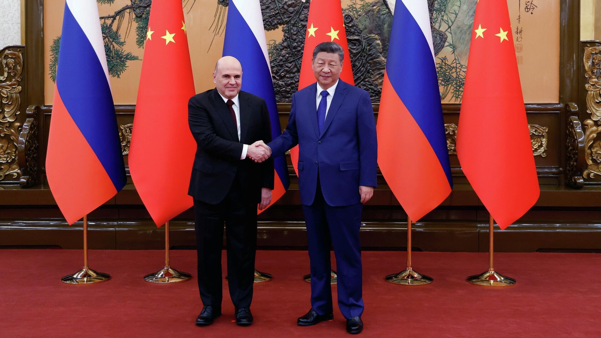 Председатель правительства РФ Михаил Мишустин и председатель КНР Си Цзиньпин на встрече в Доме народных собраний в Пекине. 4 ноября 2025 - РИА Новости, 1920, 04.11.2025