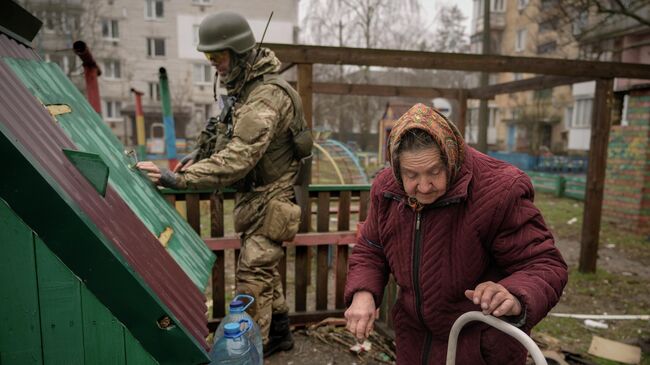 Пожилая женщина у колодца под Киевом