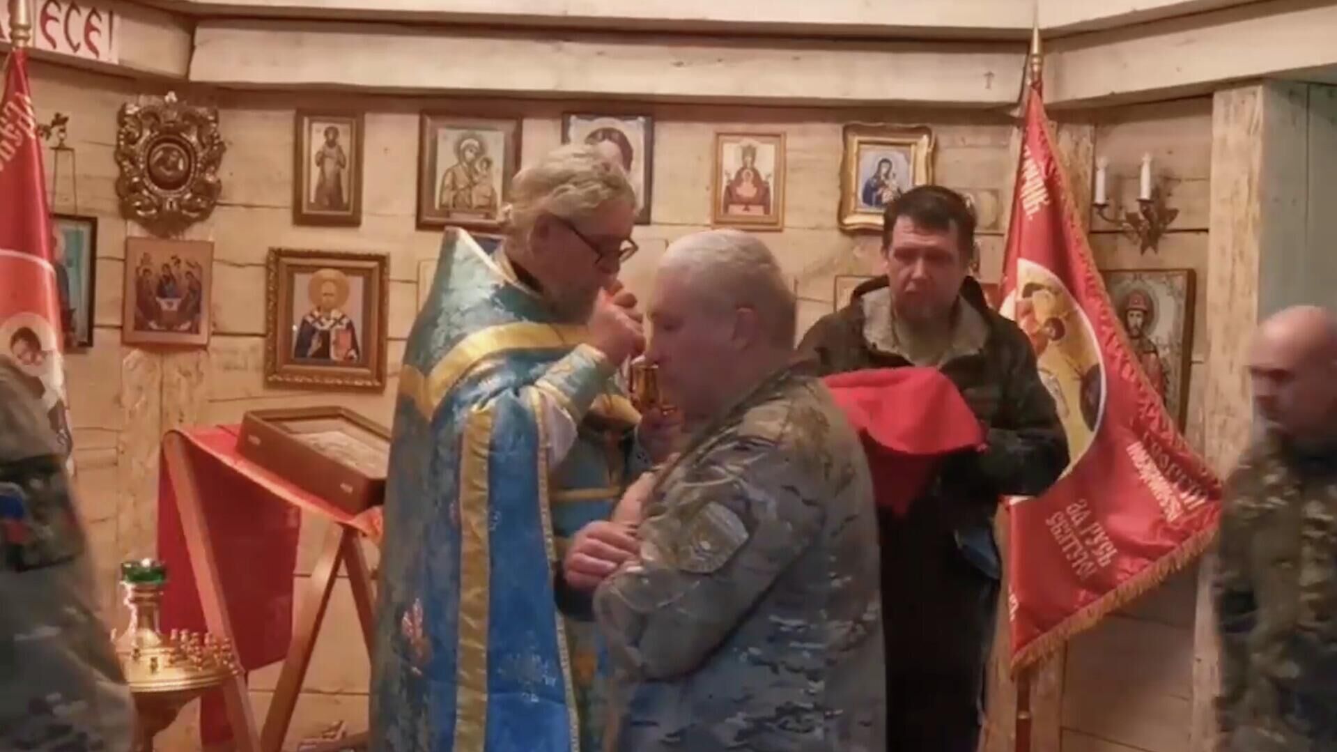 Военные священники провели проповедь и причастили бойцов в зоне СВО Военные священники провели проповедь и причастили бойцов в зоне СВО - РИА Новости, 1920, 04.11.2025