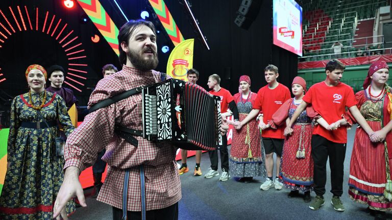 Путин пообщался с юными волонтерами и детьми героев СВО