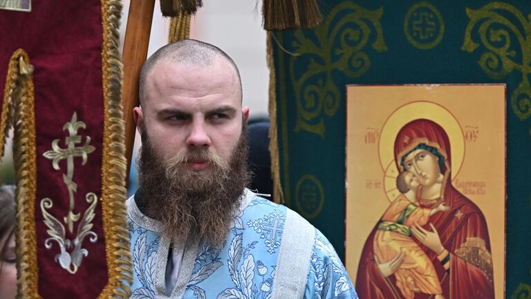 Алтарник участвует в Крестном ходе в честь Казанской иконы Божией Матери