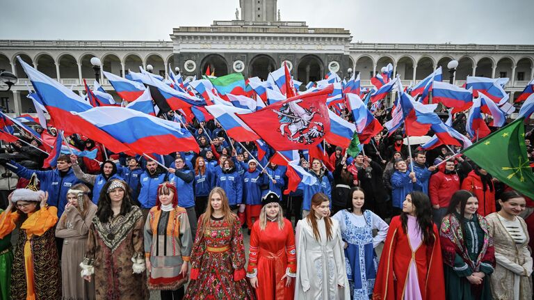 Участники праздничных мероприятий в День народного единства в Москве
