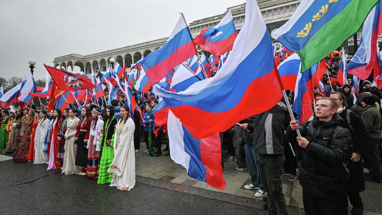 Участники праздничных мероприятий в День народного единства в Москве