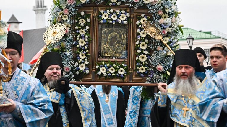 Священнослужители несут икону Божией Матери на Крестном ходе в Казани