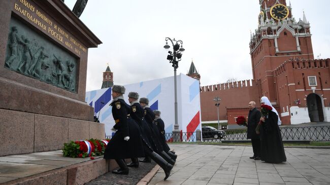 Президент РФ Владимир Путин и патриарх Московский и всея Руси Кирилл на церемонии возложения цветов к памятнику Кузьме Минину и Дмитрию Пожарскому на Красной площади в День народного единства