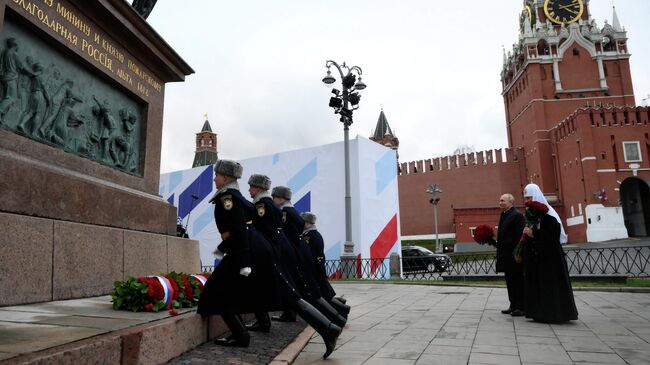 Церемония возложения цветов к памятнику Минину и Пожарскому Церемония возложения цветов к памятнику Минину и Пожарскому
