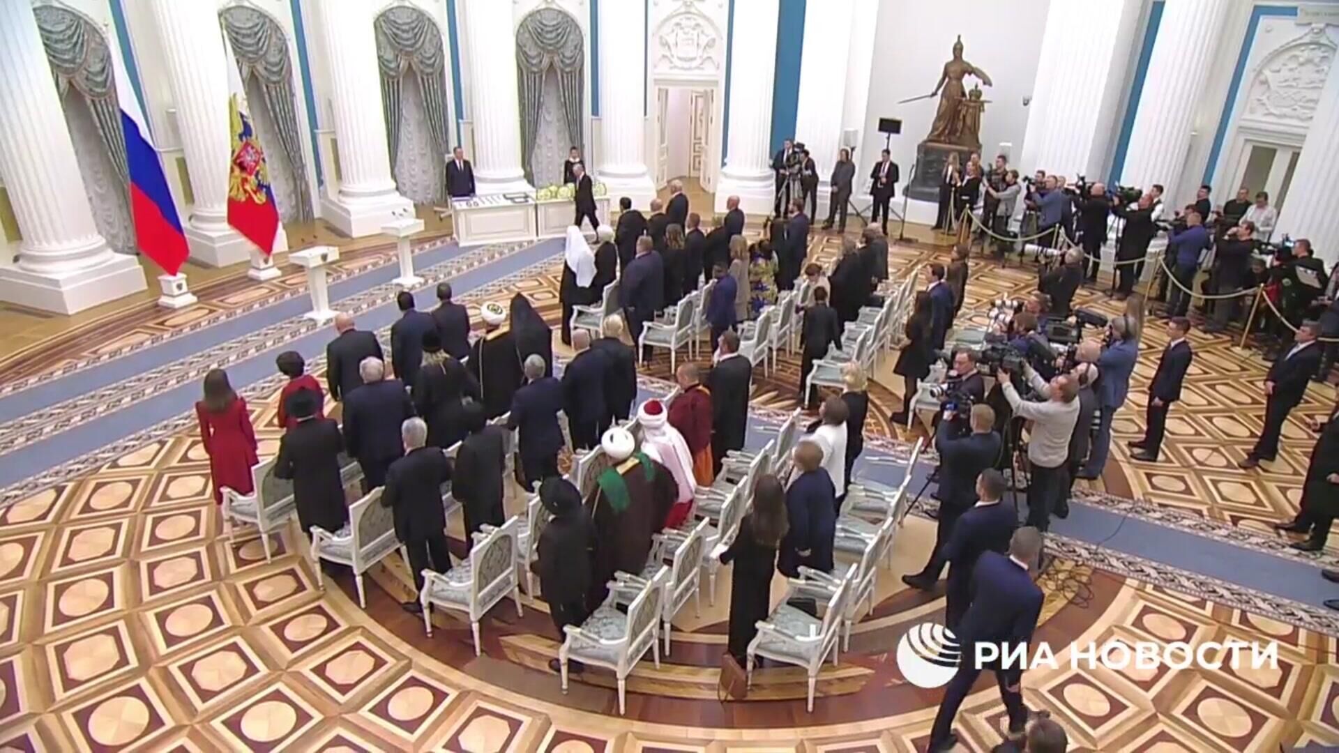 Путин вручает награды в День народного единства