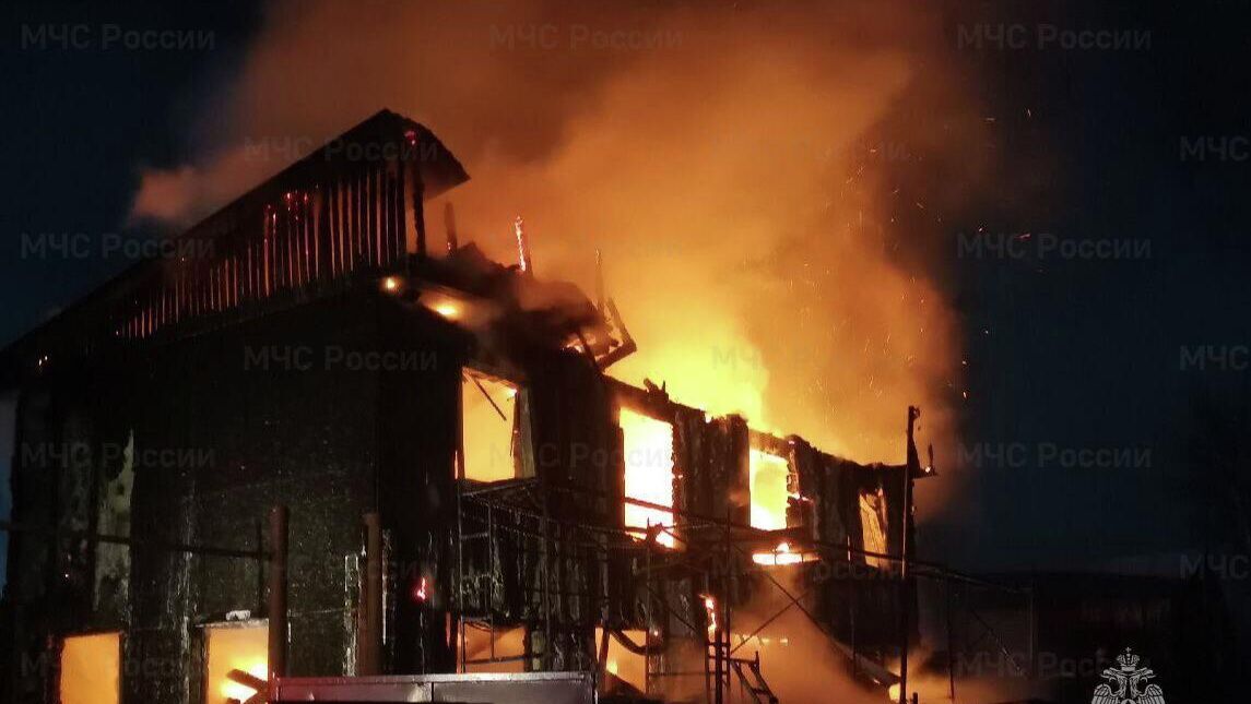 Пожар в дачном здании в Сургуте - РИА Новости, 1920, 05.11.2025