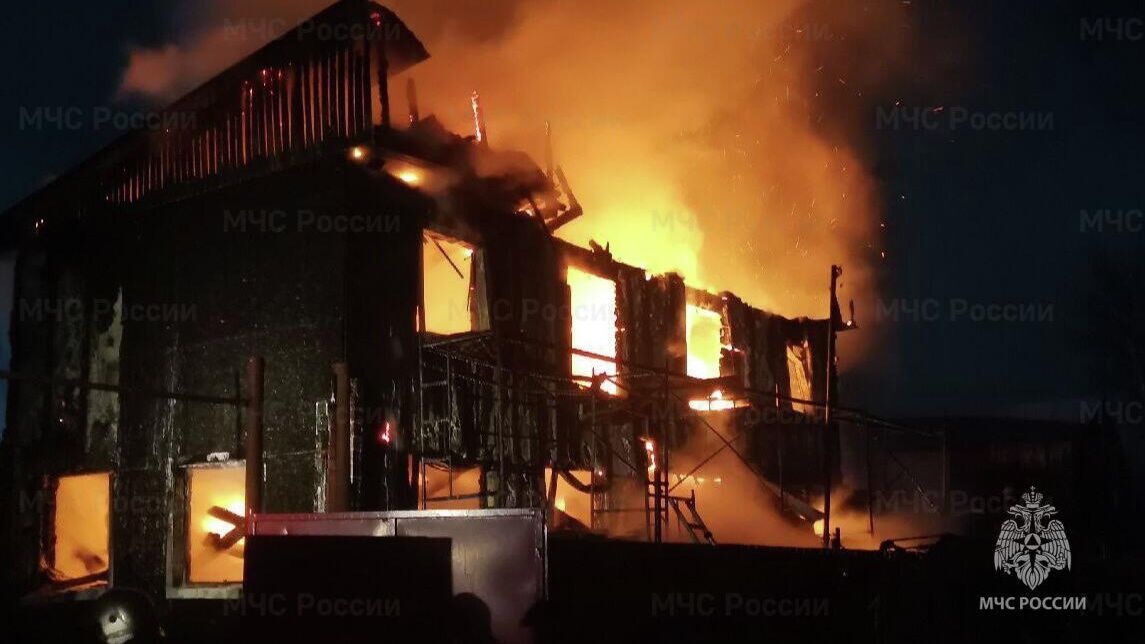 Пожар в дачном здании в Сургуте - РИА Новости, 1920, 05.11.2025