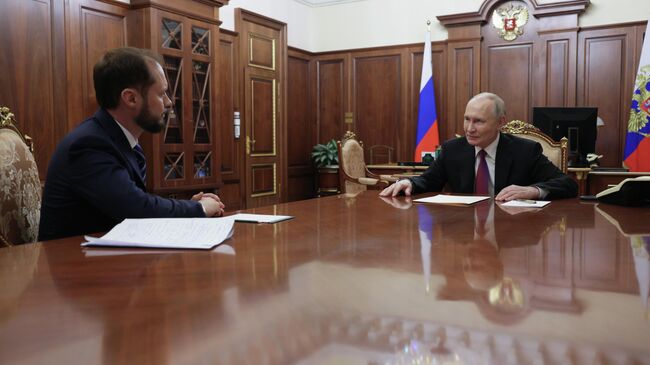 Президент России Владимир Путин и заместитель руководителя Федеральной антимонопольной службы Виталий Королев во время встречи Президент России Владимир Путин и заместитель руководителя Федеральной антимонопольной службы Виталий Королев во время встречи