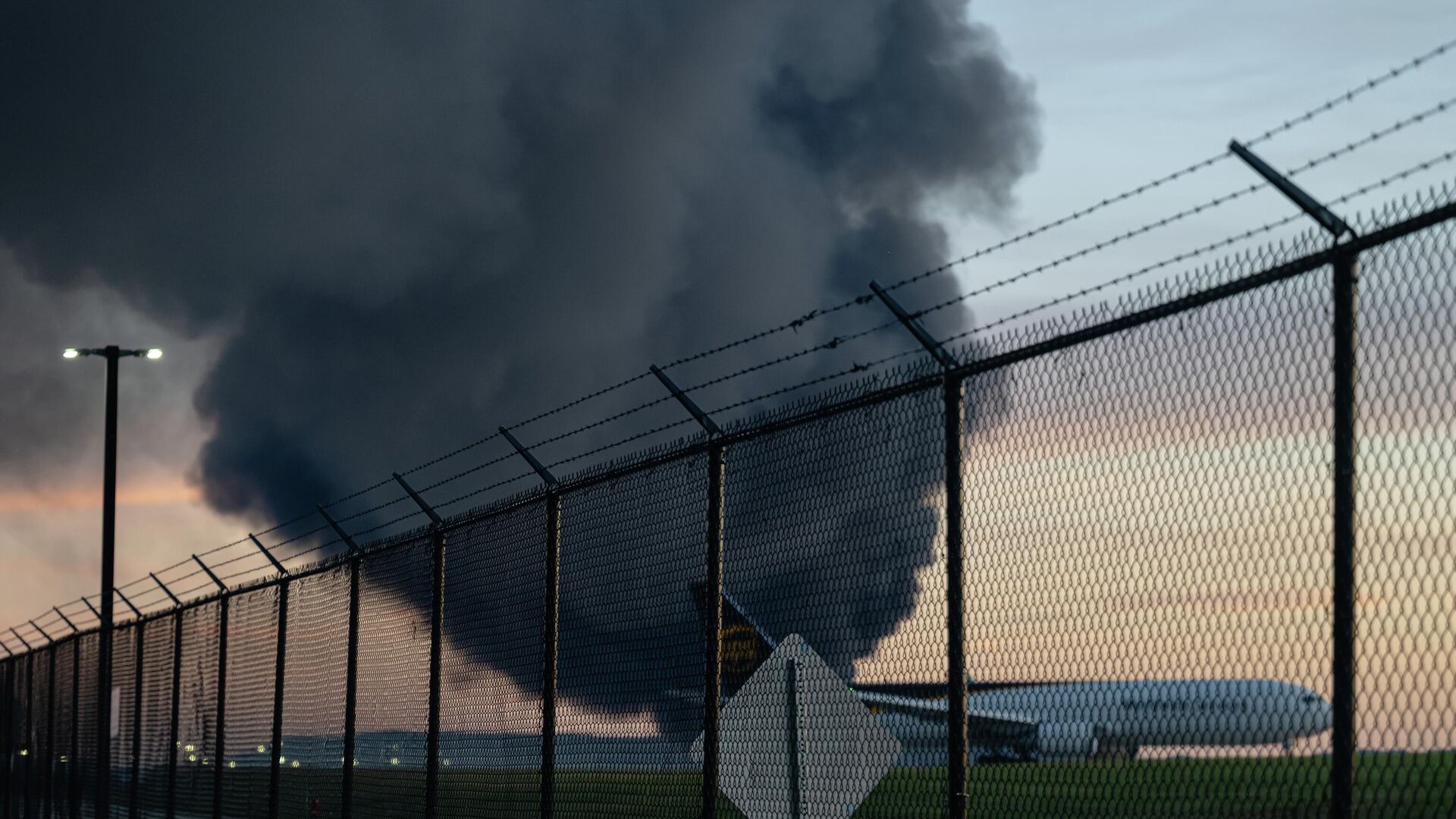 Грузовой самолет MD-11 потерпел крушение после вылета из аэропорта Луисвилла, штат Кентукки, США - РИА Новости, 1920, 08.11.2025
