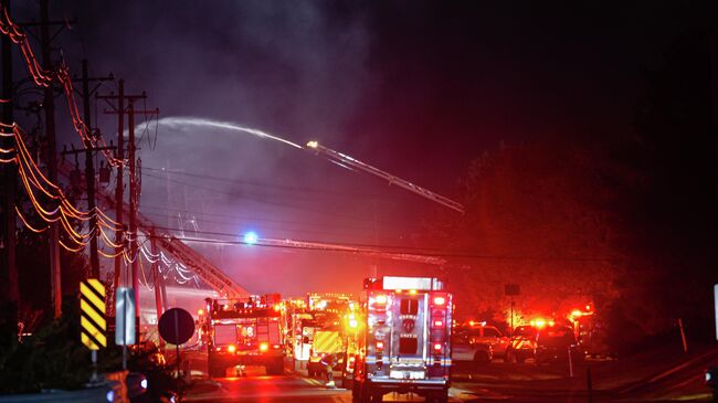 Пожарные на месте крушения самолета в международном аэропорту имени Мухаммеда Али в Луисвилле, штат Кентукки, США