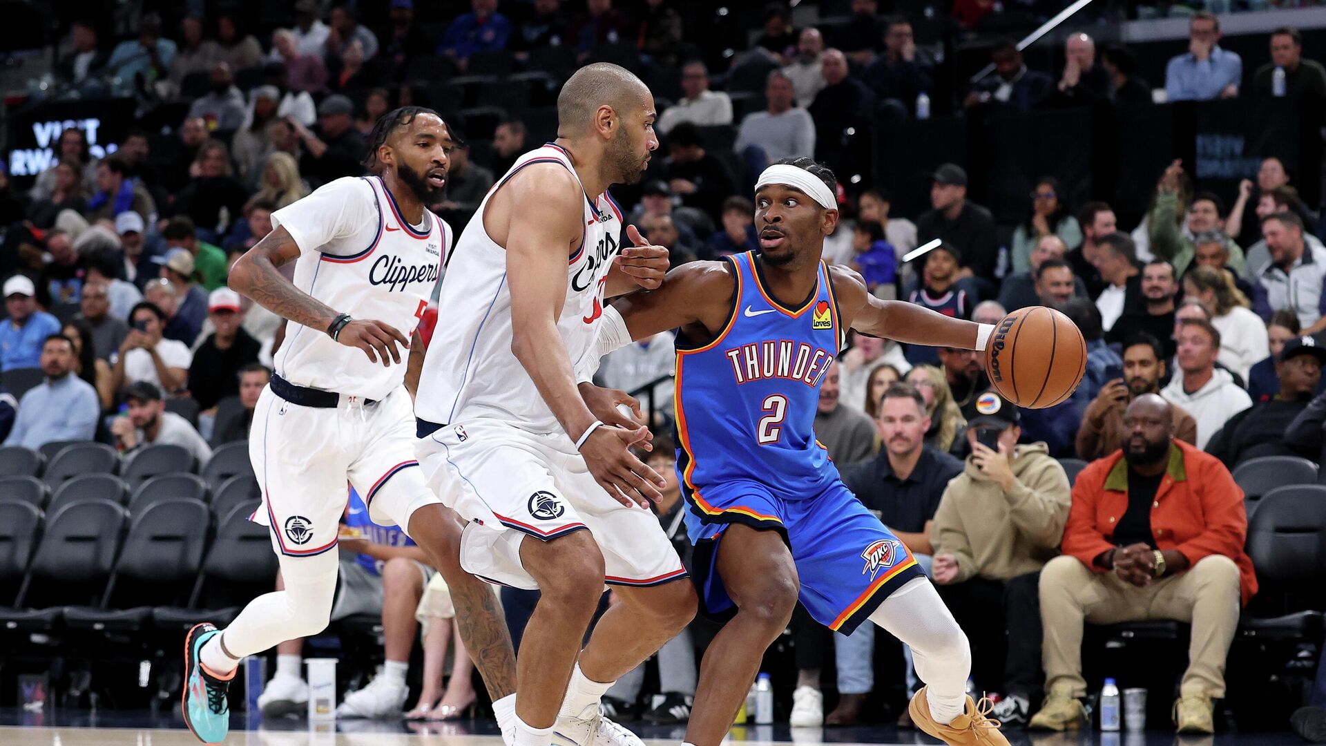 Момент из матча Оклахома-Сити Тандер - Лос-Анджелес Клипперс - РИА Новости, 1920, 05.11.2025