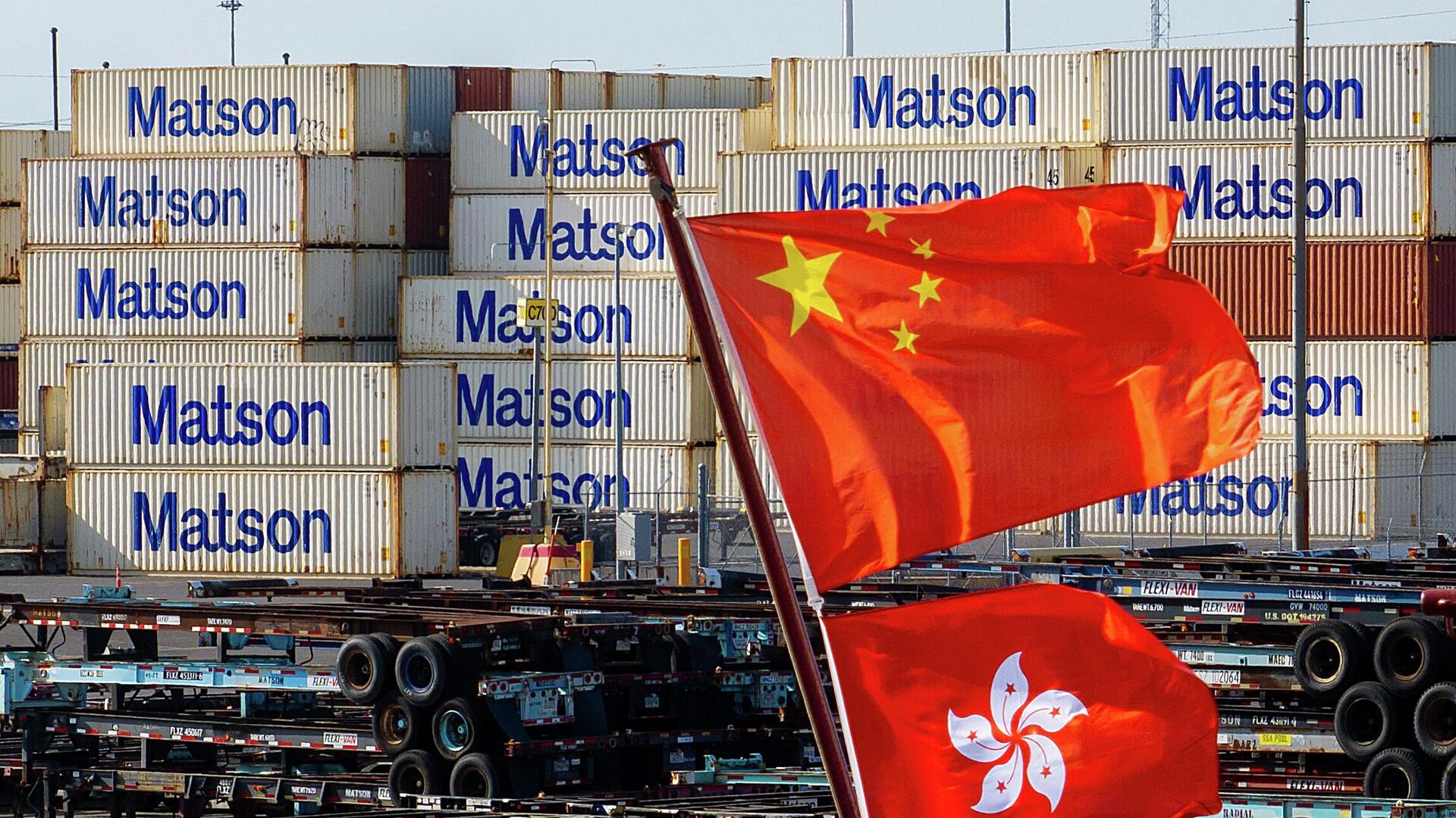 Флаги Китая и Гонконга на фоне контейнеров американской транспортной компании Matson - РИА Новости, 1920, 05.11.2025