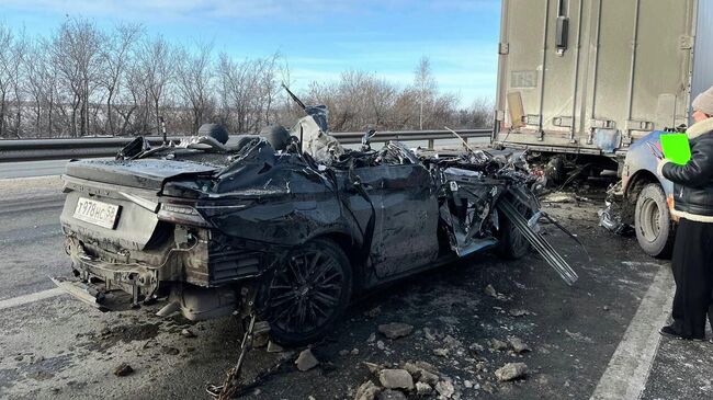 На месте ДТП с участием легкового автомобиля и фуры в Любинском районе Омской области