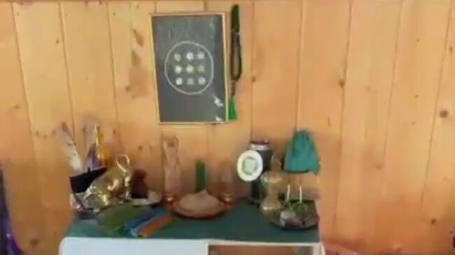 Место жительства 32-летней женщины, демонстрировавшей сатанинскую* символику (международное движение сатанизма признано в РФ экстремистским и запрещено, оно также включено в перечень террористов и экстремистов)