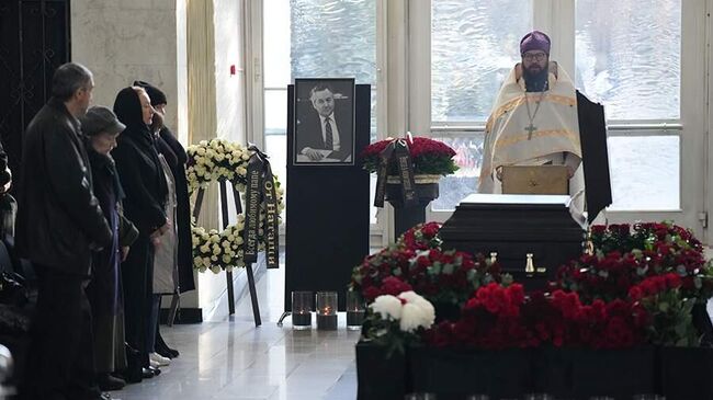 Прощание с бывшим главным редактором Известий Иваном Лаптевым