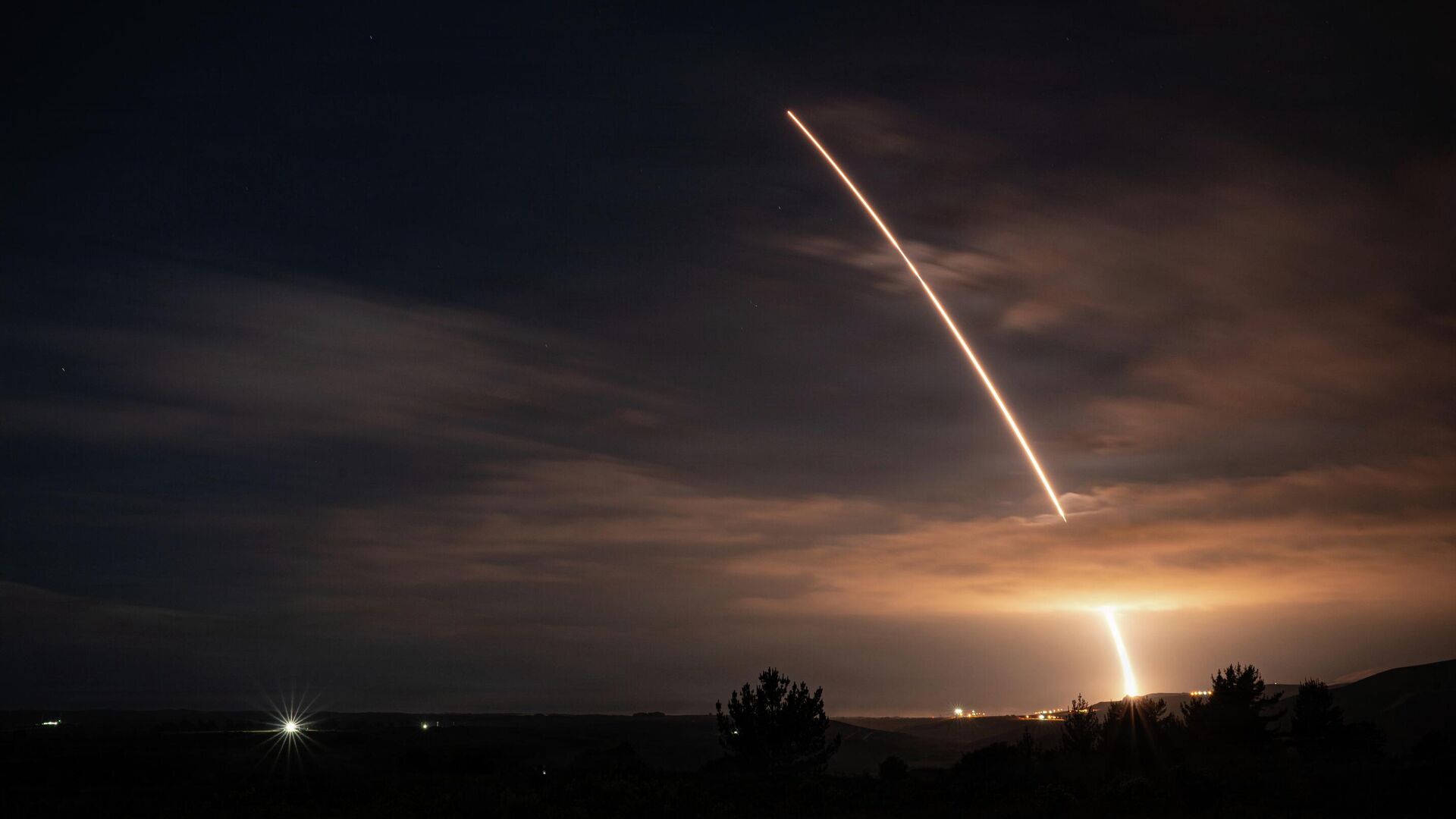 США провели испытание ракеты Minuteman III, способной нести ядерный заряд