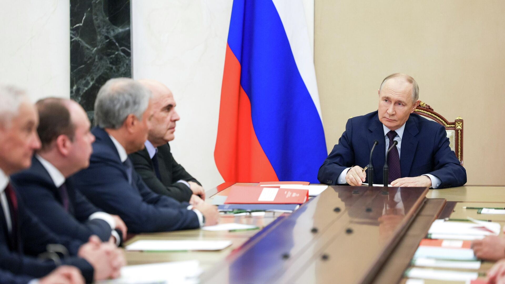 Президент Владимир Путин проводит оперативное совещание с постоянными РФ