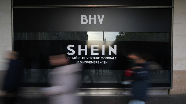 Реклама китайской компании Shein в витрине магазина BHV в Париже, Франция