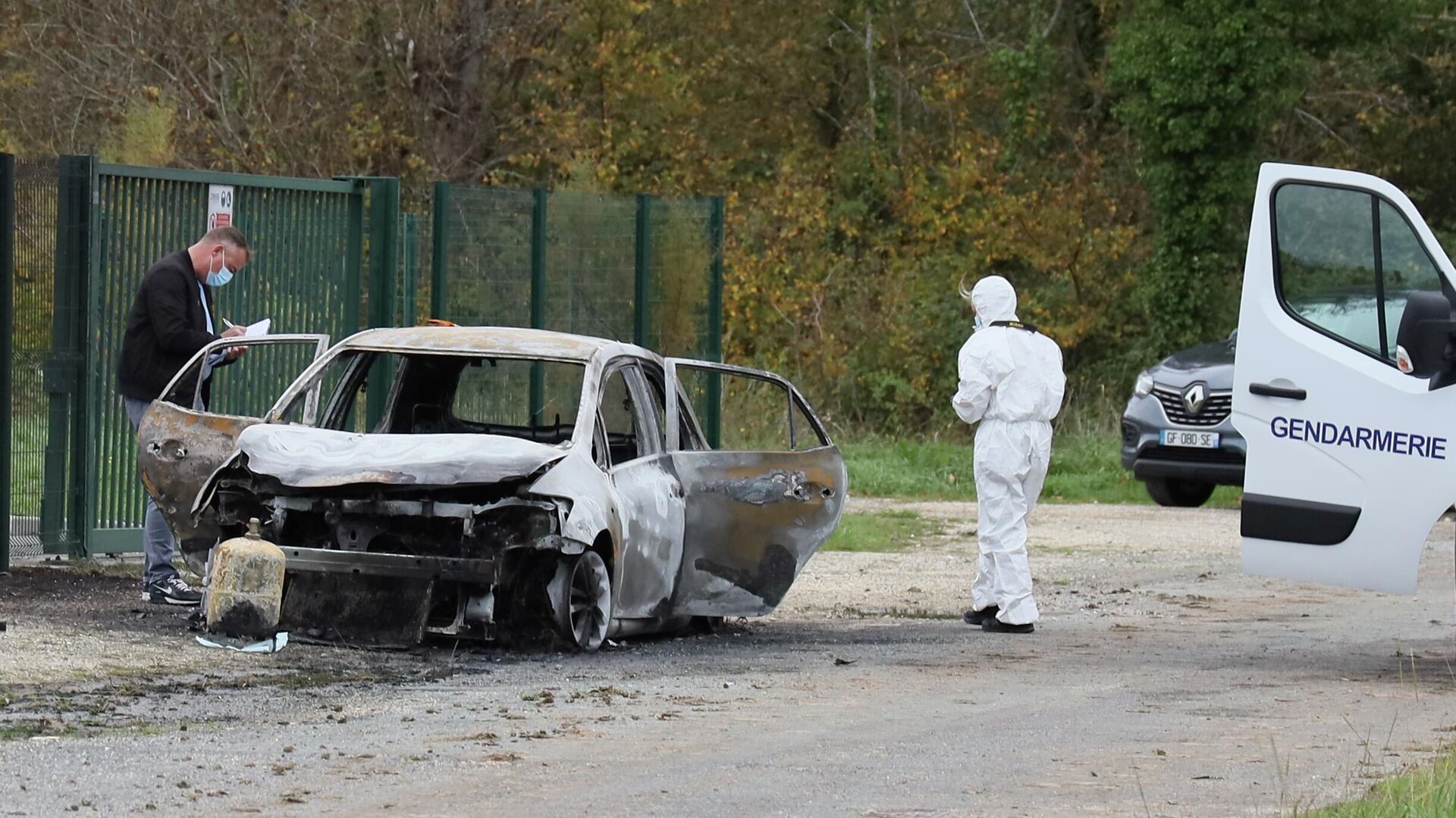 Следователи осматривают сгоревший автомобиль после того, как водитель совершившил намеренный наезд на людей на острове Олерон  - РИА Новости, 1920, 06.11.2025
