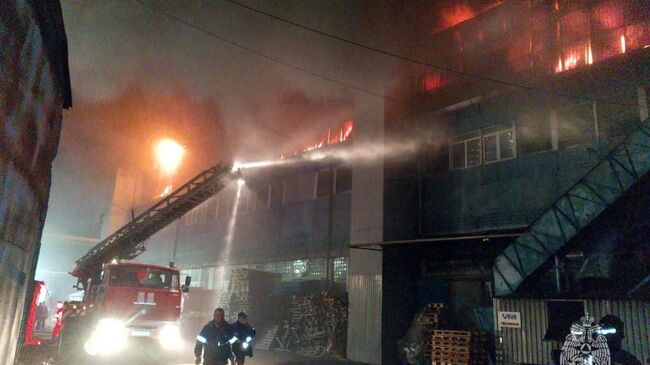 Сотрудники МЧС ликвидируют пожар на складе в Ростове-на-Дону