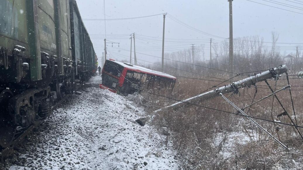 В Хабаровске автобус столкнулся с грузовым составом
