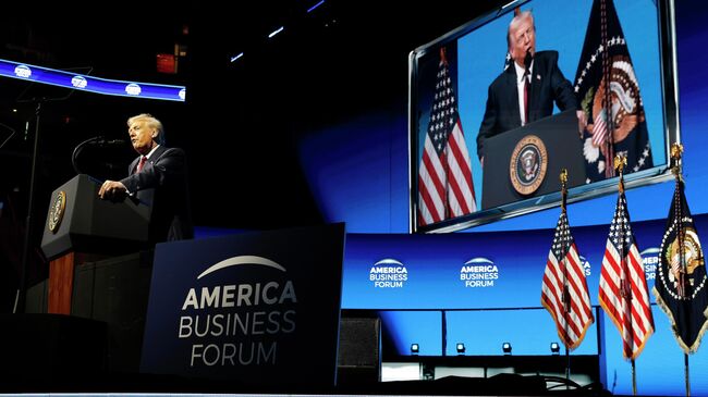 Президент США Дональд Трамп выступает на Американском бизнес-форуме в Майами. 5 ноября 2025
