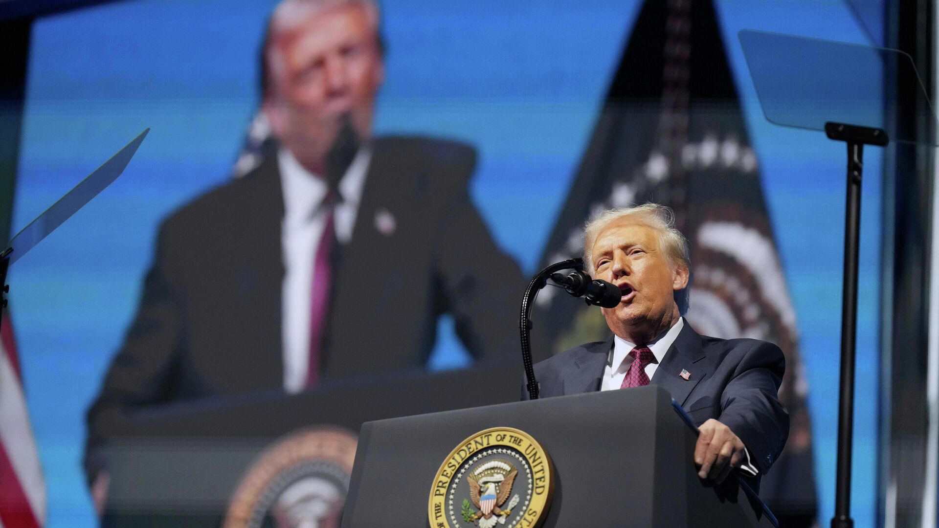 Президент США Дональд Трамп выступает на Американском бизнес-форуме в Майами. 5 ноября 2025 - РИА Новости, 1920, 05.11.2025