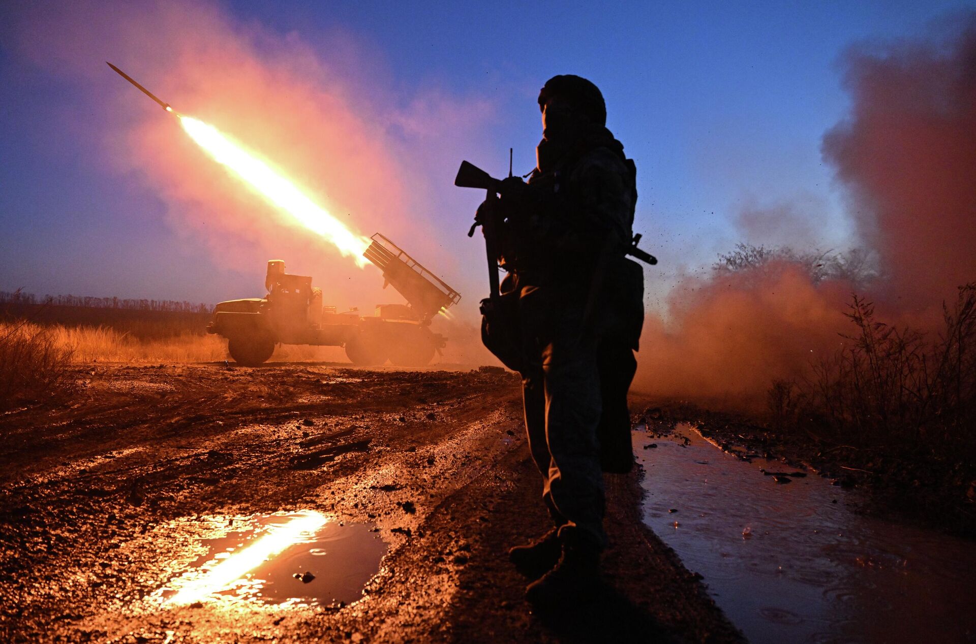 Боевая работа РСЗО Град группировки войск Центр в зоне СВО - РИА Новости, 1920, 22.12.2025