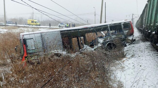 В Хабаровске автобус с пассажирами столкнулся с поездом
