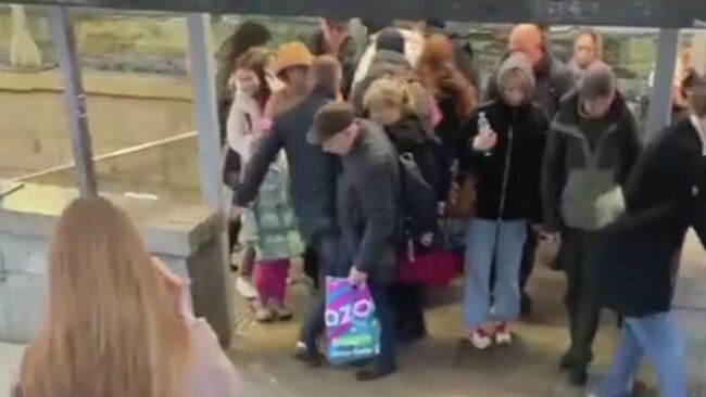 Подземный переход на станции метро Девяткино в Петербурге. Кадр видео из соцсетей