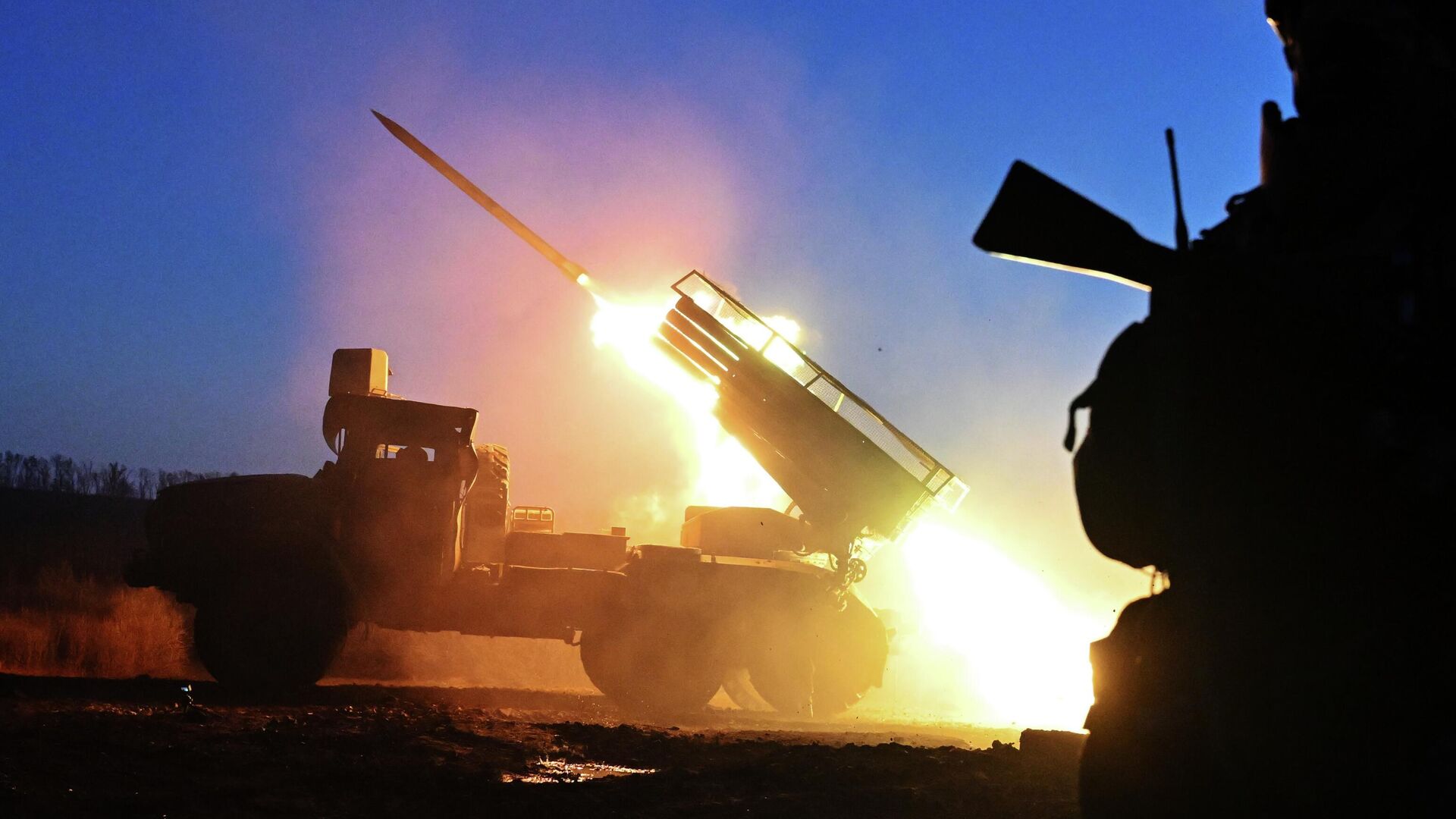 Боевая работа РСЗО Град в зоне СВО - РИА Новости, 1920, 11.11.2025