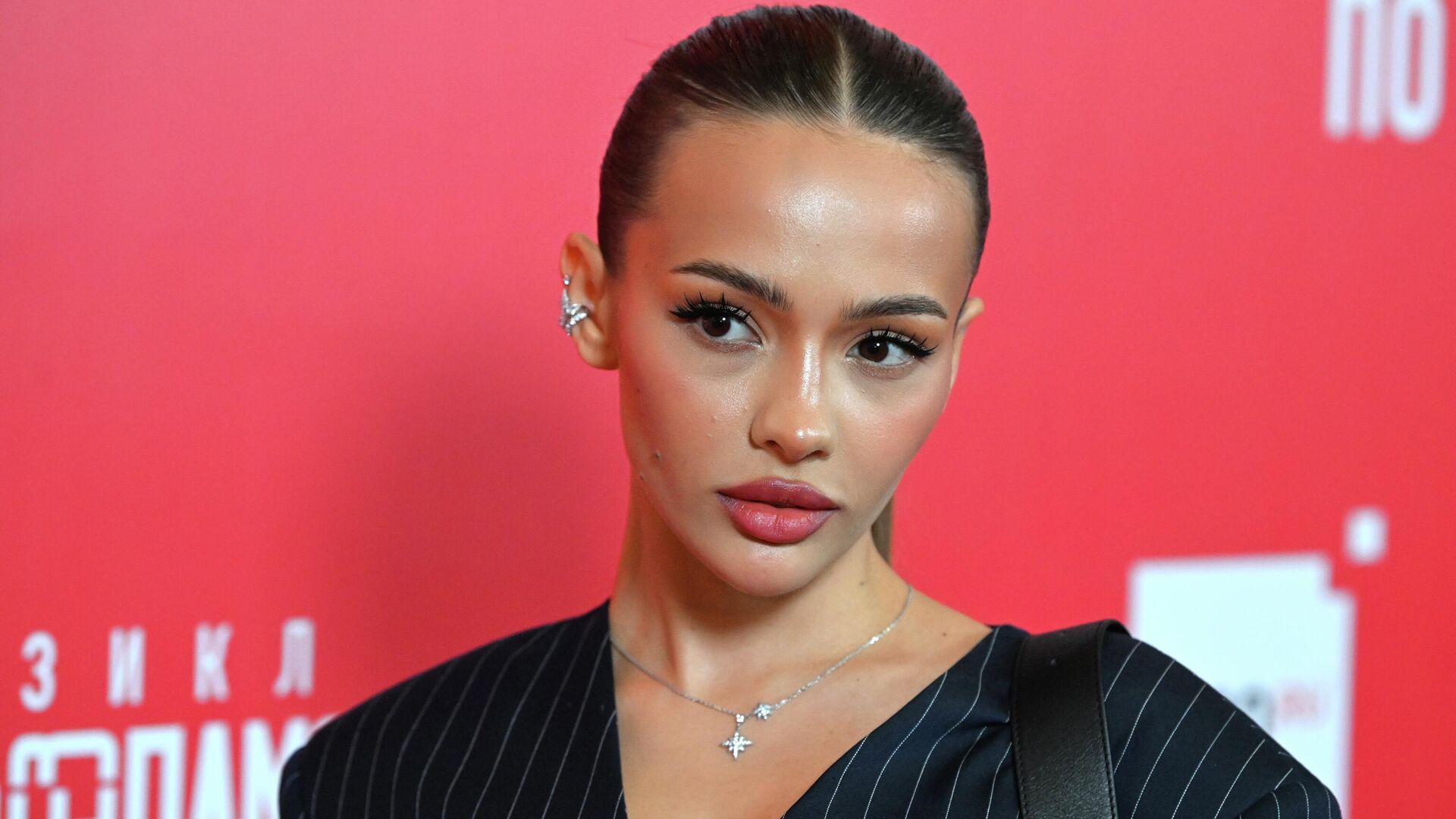 Певица Karna.val (Валя Карнавал - Валентина Карнаухова) на предпремьерном показе мюзикла Любовь без памяти в Москве Певица Karna.val (Валя Карнавал - Валентина Карнаухова) на предпремьерном показе мюзикла Любовь без памяти в Москве - РИА Новости, 1920