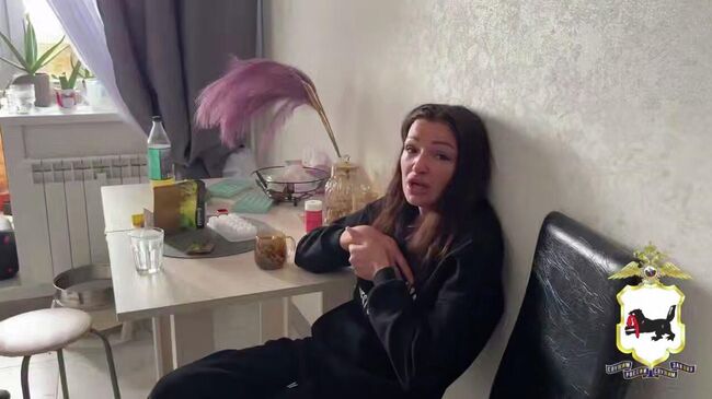 Кадр видео задержания Марии Махмутовой