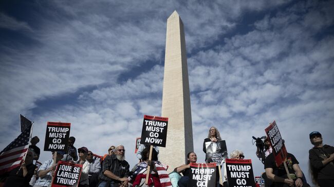 Митинг против политики президента США Дональда Трампа у монумента Джорджа Вашингтона. 5 ноября 2025
