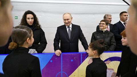 Президент РФ Владимир Путин общается со спортсменами во время осмотра физкультурно-оздоровительного комплекса Орбита в Самаре Президент РФ Владимир Путин общается со спортсменами во время осмотра физкультурно-оздоровительного комплекса Орбита в Самаре