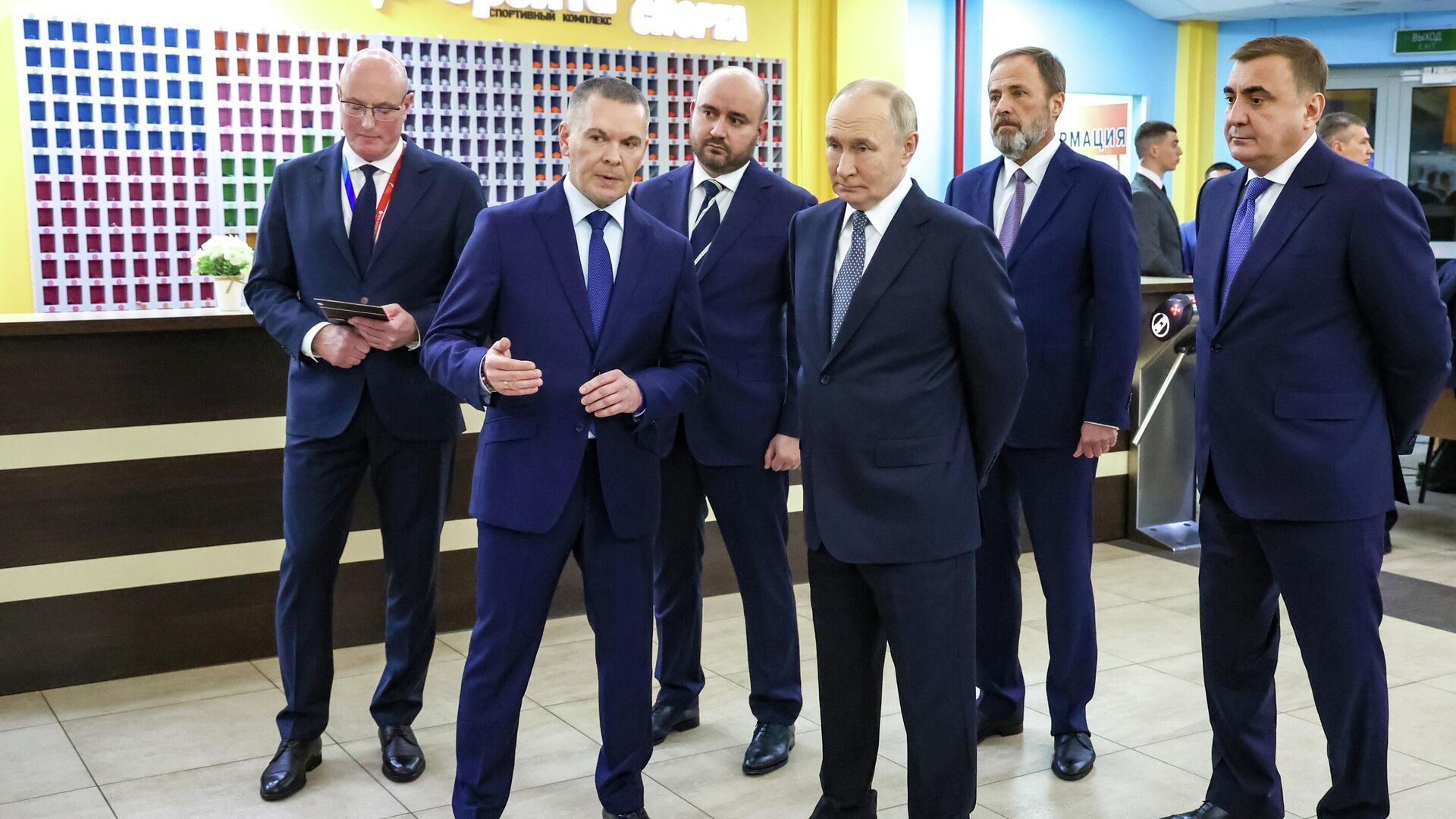 Президент России Владимир Путин во время осмотра физкультурно-оздоровительного комплекса Орбита в Самар Президент России Владимир Путин во время осмотра физкультурно-оздоровительного комплекса Орбита в Самар - РИА Новости, 1920, 06.11.2025