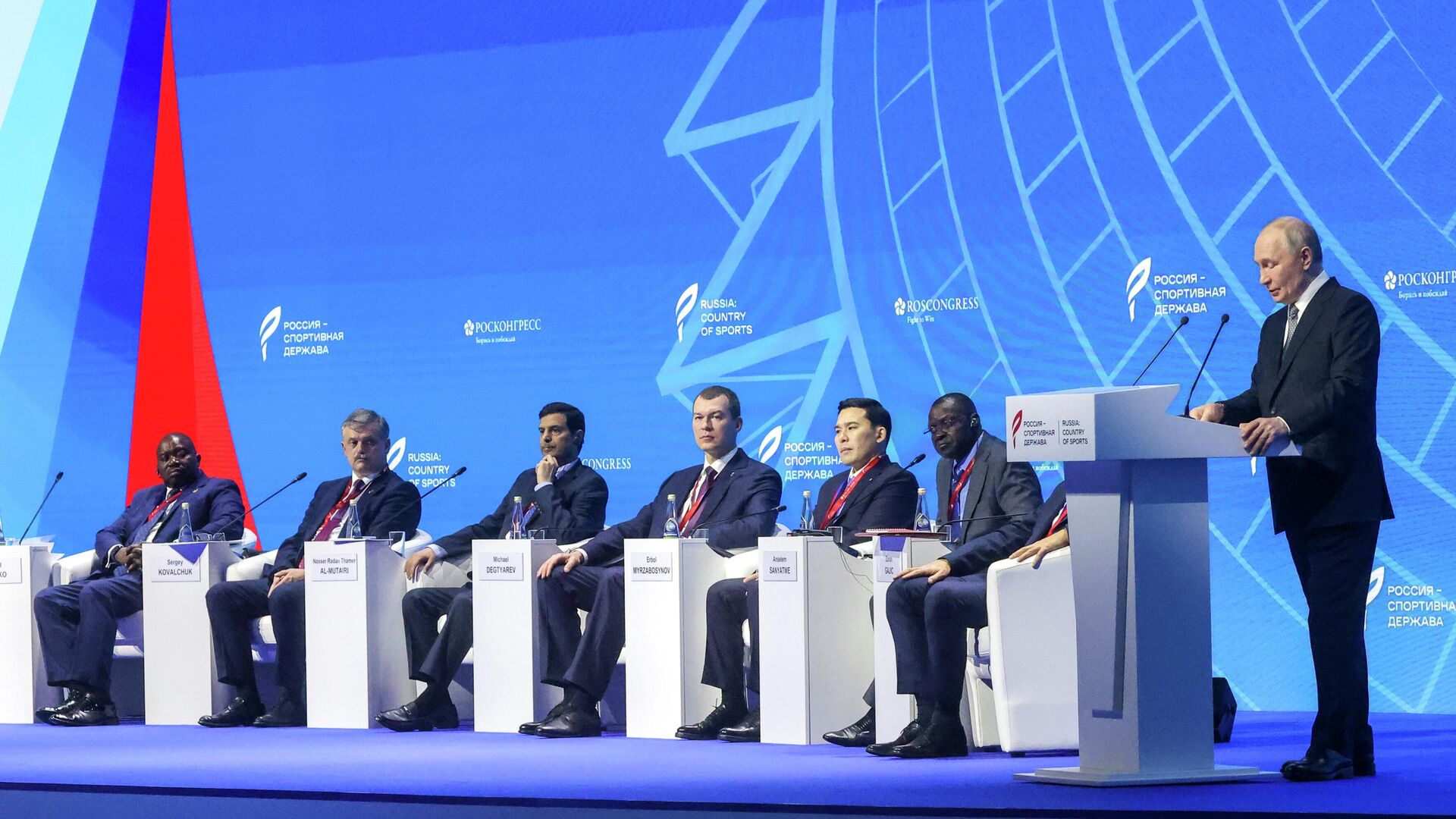 Президент России  Владимир Путин выступает на пленарном заседании XIII Международного спортивного форума Россия – спортивная держава в Самаре - РИА Новости, 1920, 06.11.2025