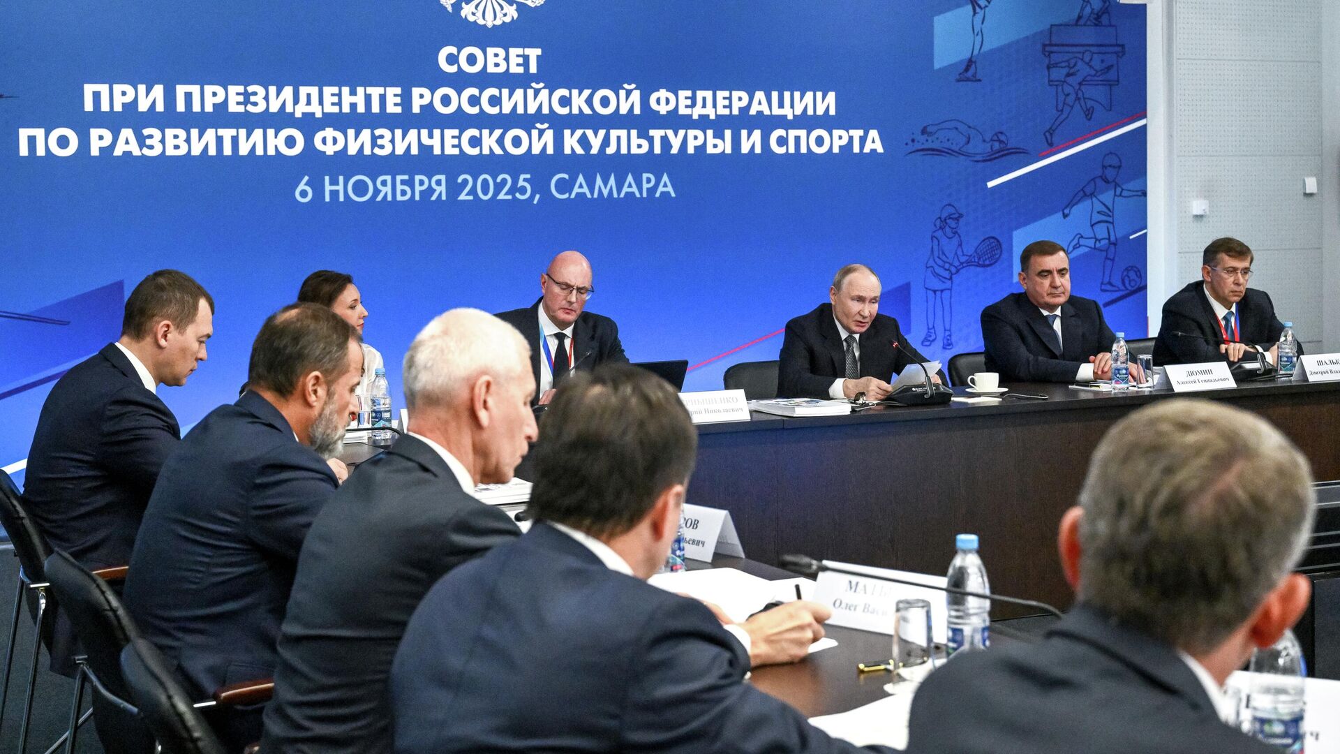 Президент РФ Владимир Путин проводит заседание Совета по развитию физической культуры и спорта по вопросу О дальнейшем развитии детско-юношеского спорта в Самаре - РИА Новости, 1920, 06.11.2025
