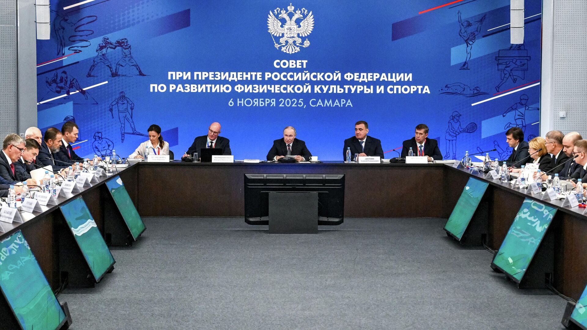 Владимир Путин в Самаре проводит заседание по вопросу О дальнейшем развитии детско-юношеского спорта