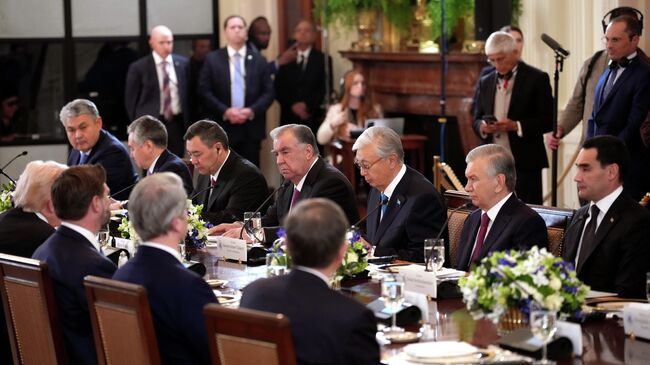 Ужин, устроенный президентом США Дональдом Трампом для лидеров стран Центральной Азии в Восточном зале Белого дома. 6 ноября 2025