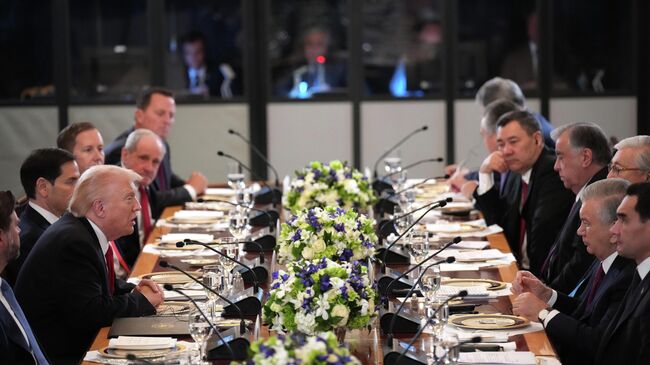 Президент США Дональд Трамп во время ужина с лидерами стран Центральной Азии Президент США Дональд Трамп во время ужина с лидерами стран Центральной Азии