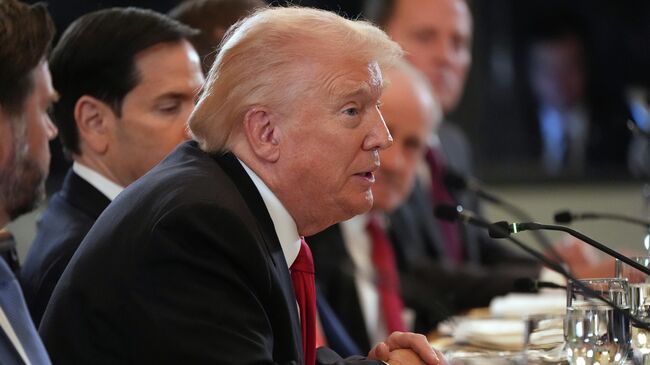 Президент США Дональд Трамп во время ужина с лидерами стран Центральной Азии